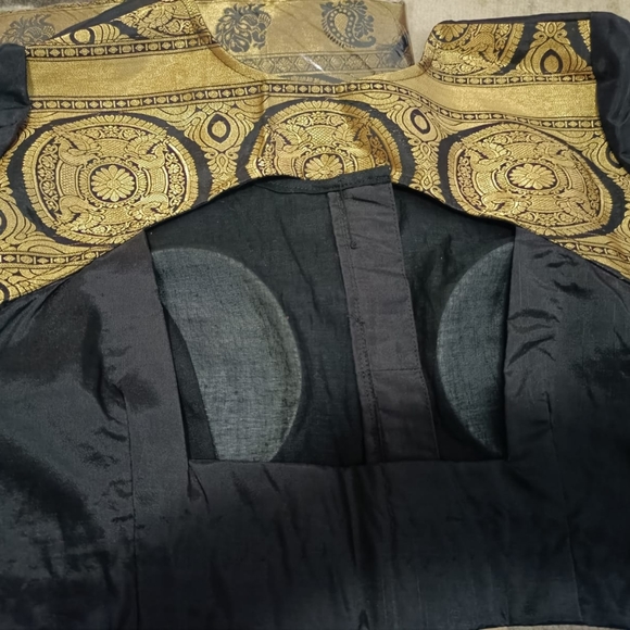 Beautiful brand new silk saree with blouse - Picture 4 of 6